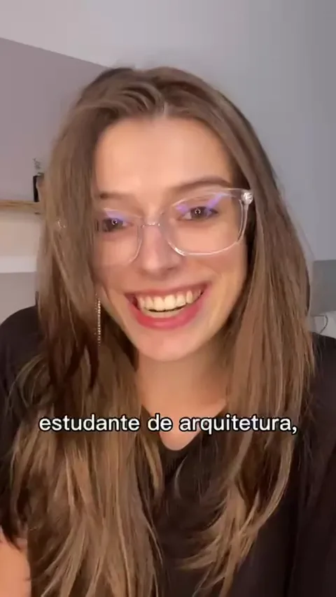 Natasha Chanoski falando da Mobflix no YouTube